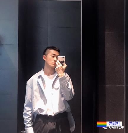 湖北腹肌小哥，男生就该这样 - 51虹马