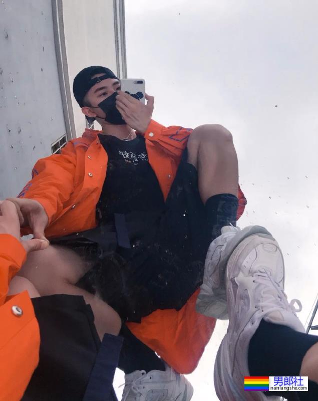 湖北腹肌小哥，男生就该这样 - 51虹马