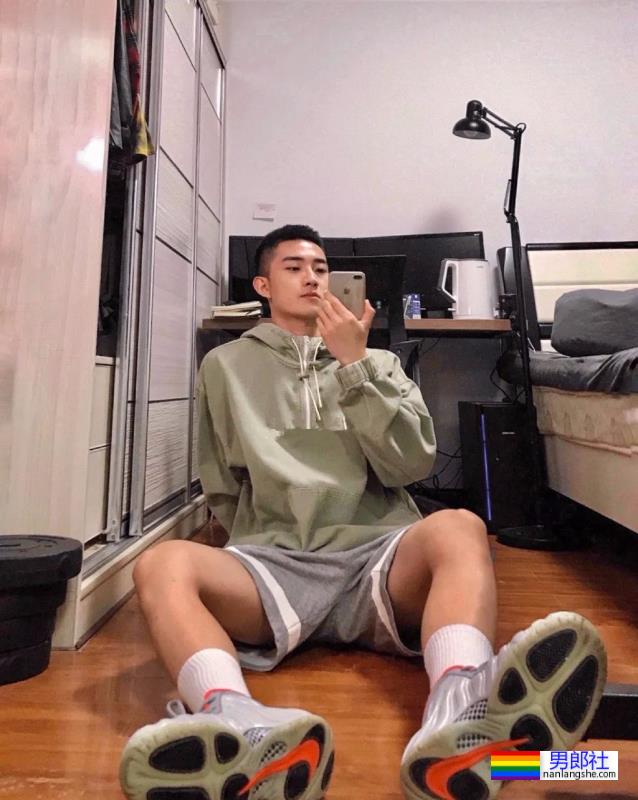 湖北腹肌小哥，男生就该这样 - 51虹马