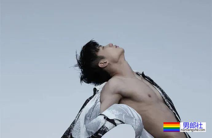 清秀帅气的00后小哥哥，身材竟然这么可口！ - 51虹马