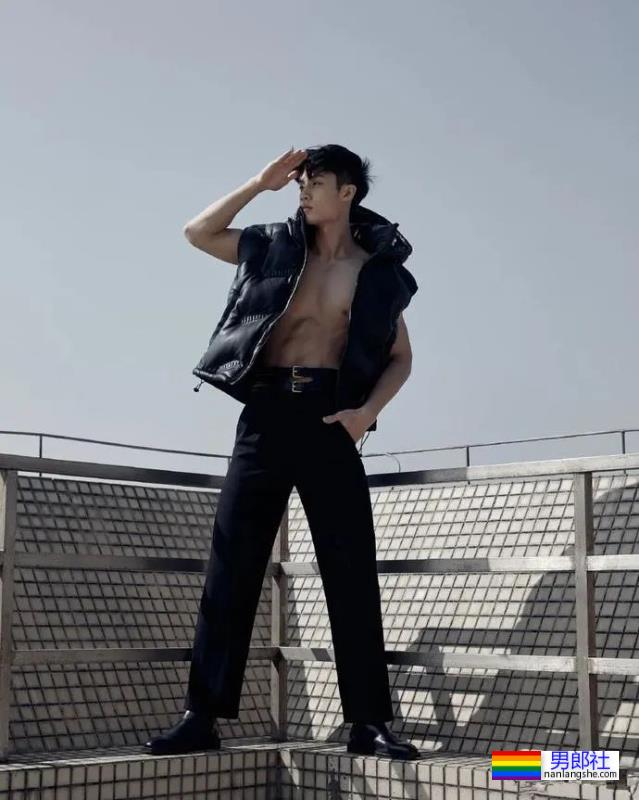 清秀帅气的00后小哥哥，身材竟然这么可口！ - 51虹马