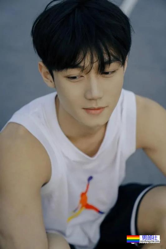 清秀帅气的00后小哥哥，身材竟然这么可口！ - 51虹马