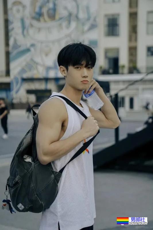 清秀帅气的00后小哥哥，身材竟然这么可口！ - 51虹马