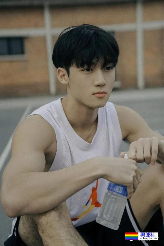 清秀帅气的00后小哥哥，身材竟然这么可口！ - 51虹马