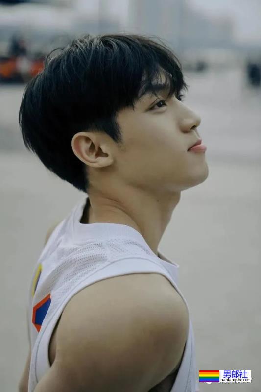 清秀帅气的00后小哥哥，身材竟然这么可口！ - 51虹马