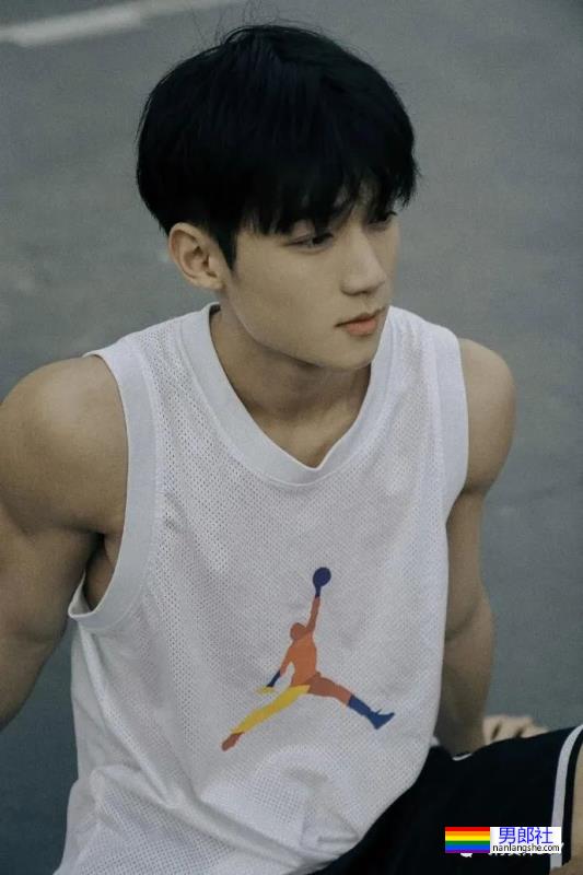 清秀帅气的00后小哥哥，身材竟然这么可口！ - 51虹马