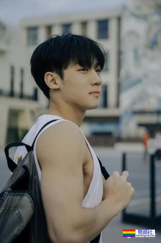 清秀帅气的00后小哥哥，身材竟然这么可口！ - 51虹马