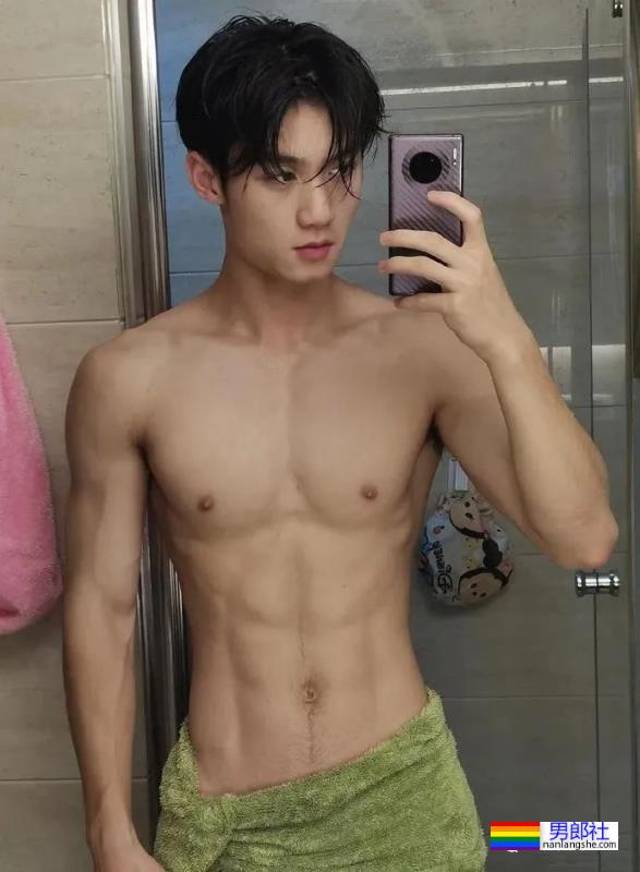 清秀帅气的00后小哥哥，身材竟然这么可口！ - 51虹马