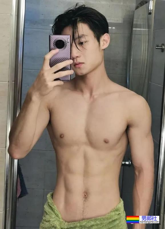 清秀帅气的00后小哥哥，身材竟然这么可口！ - 51虹马