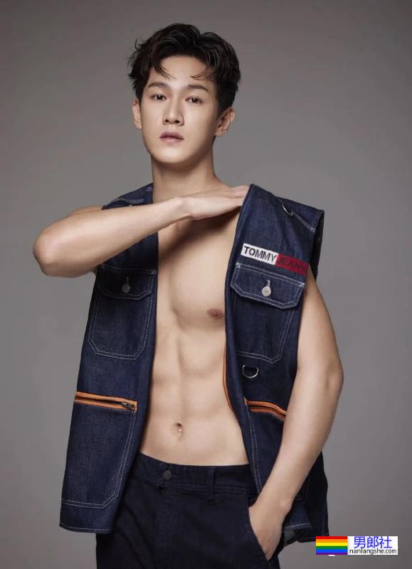 华中科技大学校草​李昀锐太帅了，肌肉身材迷倒多少学弟？ - 51虹马