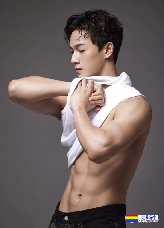 华中科技大学校草​李昀锐太帅了，肌肉身材迷倒多少学弟？ - 51虹马