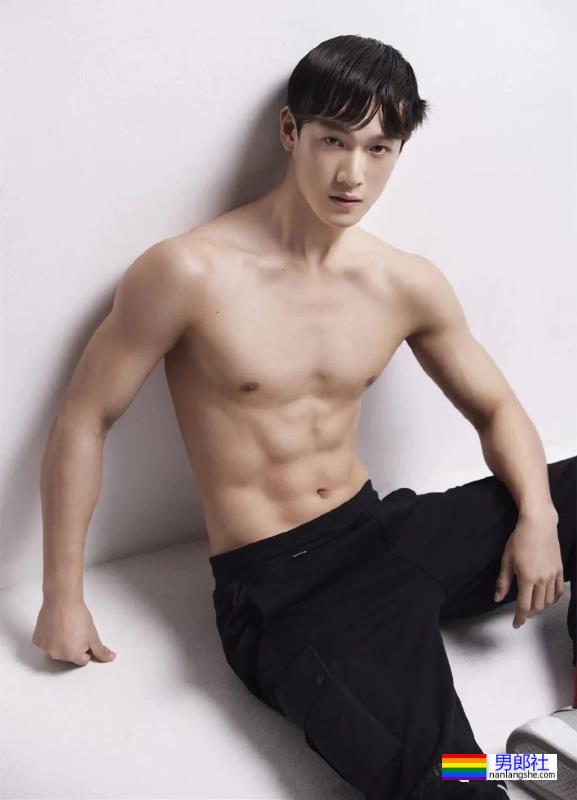 华中科技大学校草​李昀锐太帅了，肌肉身材迷倒多少学弟？ - 51虹马