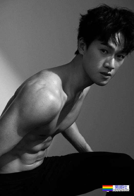 华中科技大学校草​李昀锐太帅了，肌肉身材迷倒多少学弟？ - 51虹马