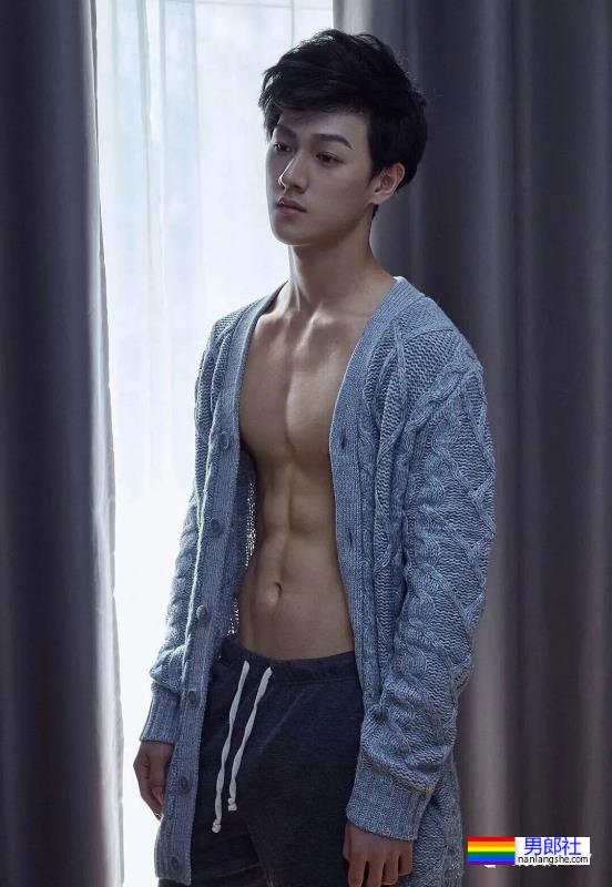 华中科技大学校草​李昀锐太帅了，肌肉身材迷倒多少学弟？ - 51虹马