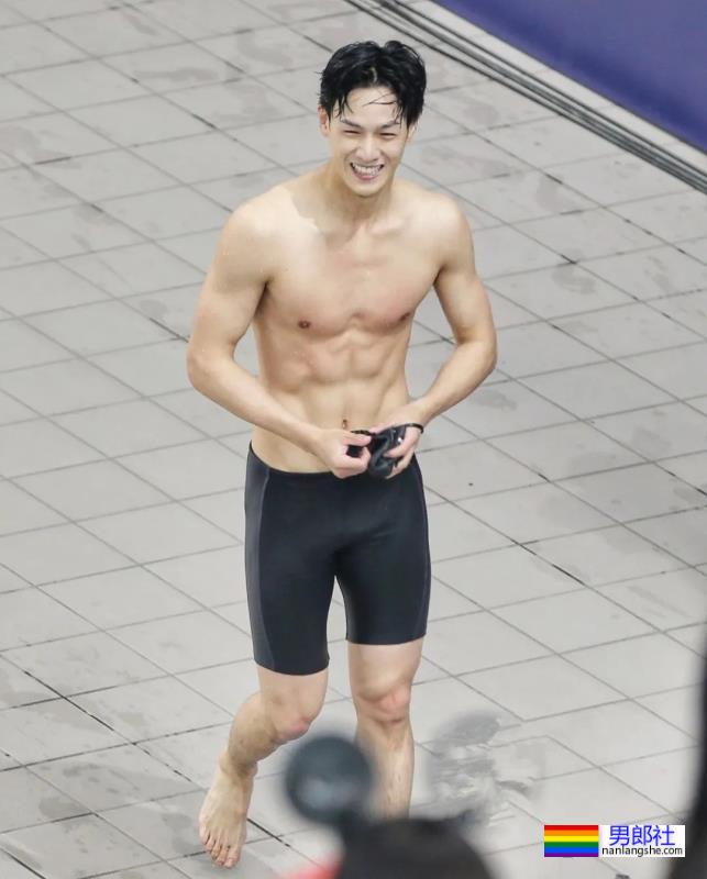 华中科技大学校草​李昀锐太帅了，肌肉身材迷倒多少学弟？ - 51虹马