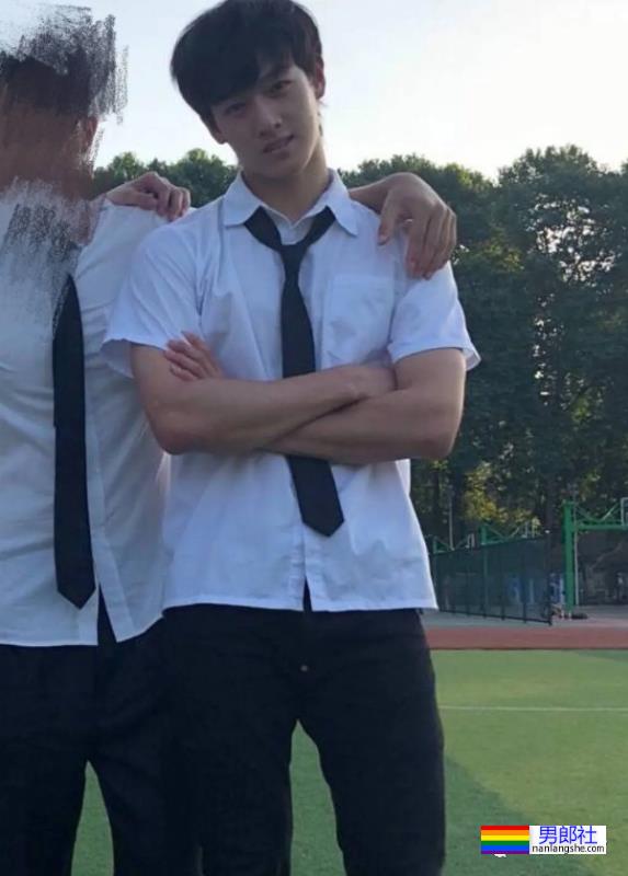 华中科技大学校草​李昀锐太帅了，肌肉身材迷倒多少学弟？ - 51虹马