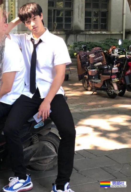 华中科技大学校草​李昀锐太帅了，肌肉身材迷倒多少学弟？ - 51虹马