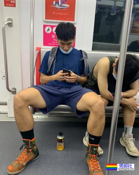 地铁上偶遇粗壮小腿运动帅哥，叉得超开 - 51虹马