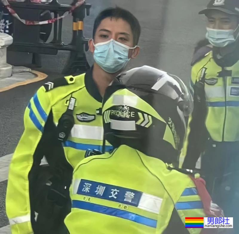 地铁上偶遇粗壮小腿运动帅哥，叉得超开 - 51虹马