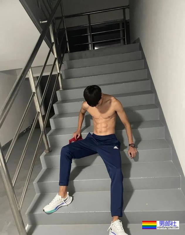 19岁的东北体育生，钻石筋超明显 - 51虹马