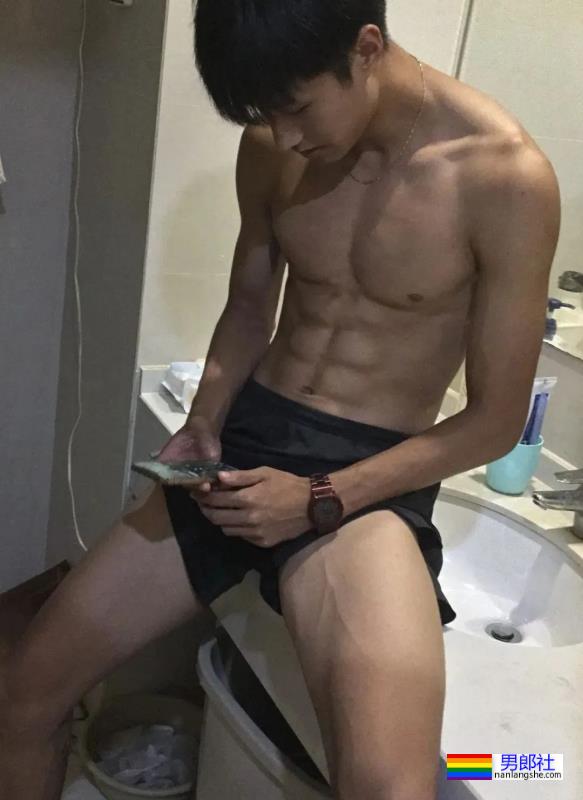 19岁的东北体育生，钻石筋超明显 - 51虹马