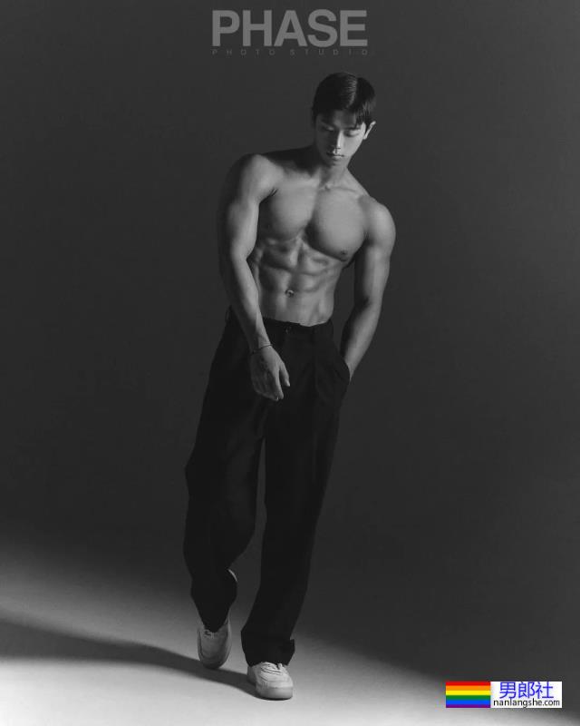 肉壮小哥拍浴巾写真火了,也太让人抵抗不了吧! - 51虹马 肉壮小哥拍浴巾写真火了,也太让人抵抗不了吧! - 51虹马