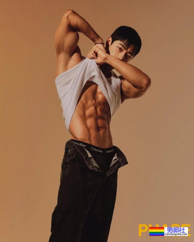 肉壮小哥拍浴巾写真火了,也太让人抵抗不了吧! - 51虹马 肉壮小哥拍浴巾写真火了,也太让人抵抗不了吧! - 51虹马