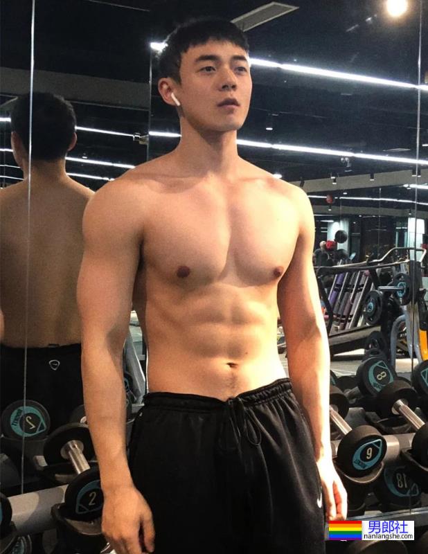 与毛若懿一起合拍的网红小哥扒到了!这才是公零天花板? - 51虹马 与毛若懿一起合拍的网红小哥扒到了!这才是公零天花板? - 51虹马