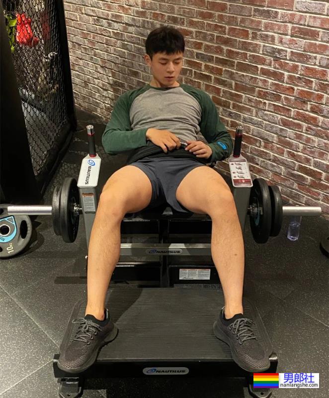 与毛若懿一起合拍的网红小哥扒到了!这才是公零天花板? - 51虹马 与毛若懿一起合拍的网红小哥扒到了!这才是公零天花板? - 51虹马