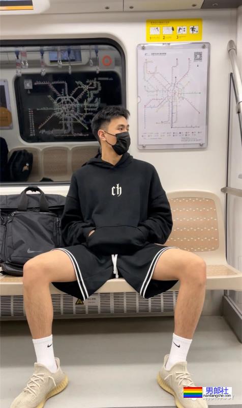 成都地铁上的大长腿篮球帅哥原来是他！-51虹马