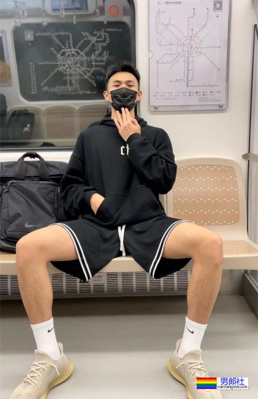 成都地铁上的大长腿篮球帅哥原来是他！ - 51虹马