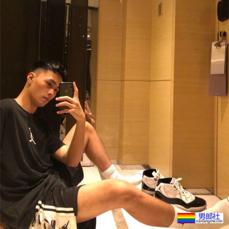 成都地铁上的大长腿篮球帅哥原来是他！ - 51虹马