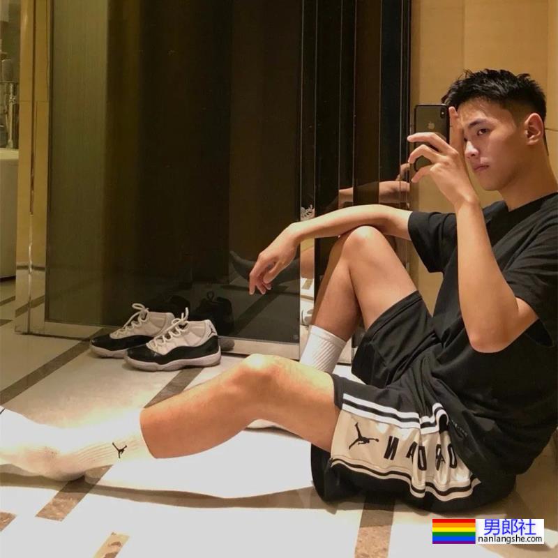 成都地铁上的大长腿篮球帅哥原来是他！ - 51虹马