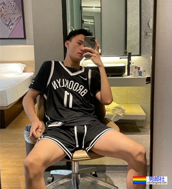 成都地铁上的大长腿篮球帅哥原来是他！ - 51虹马