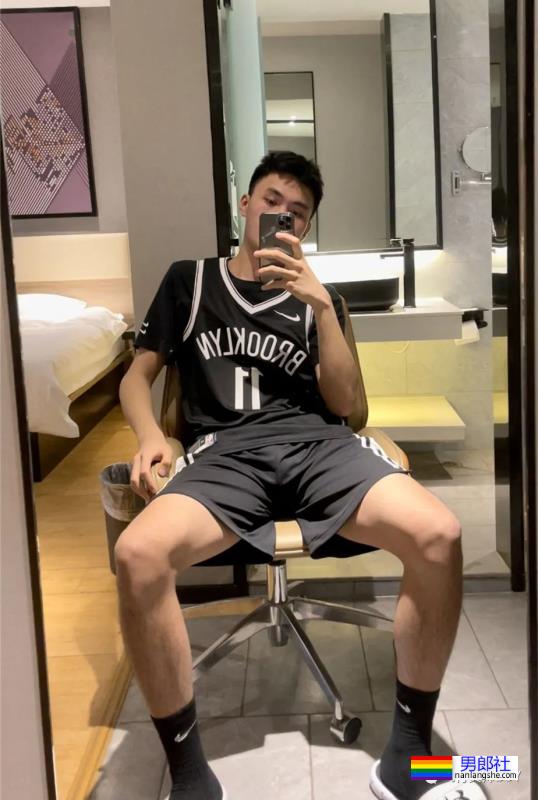 成都地铁上的大长腿篮球帅哥原来是他！ - 51虹马