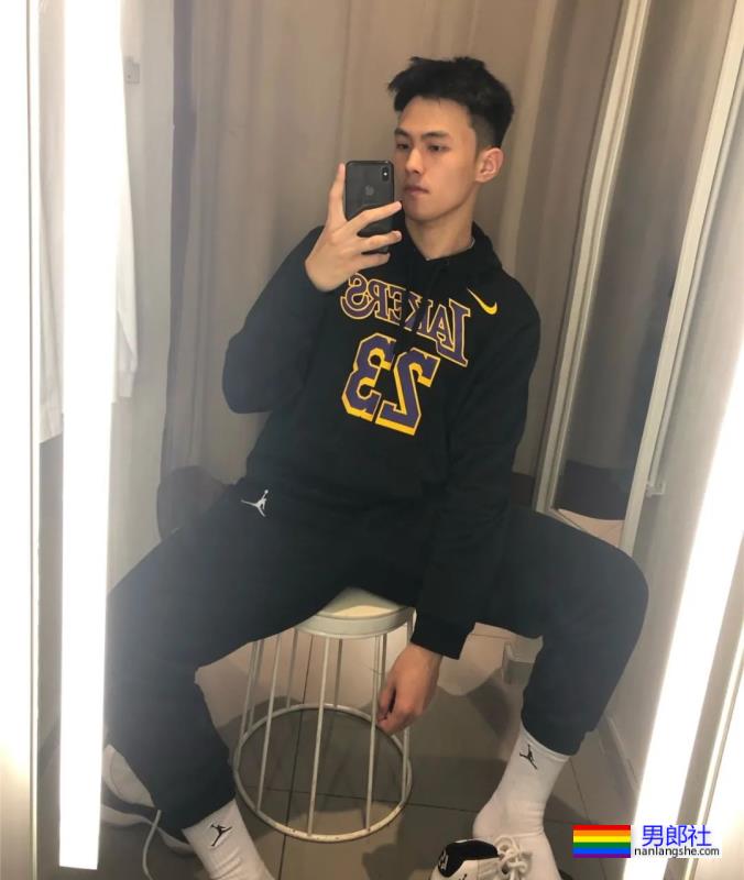 成都地铁上的大长腿篮球帅哥原来是他！ - 51虹马