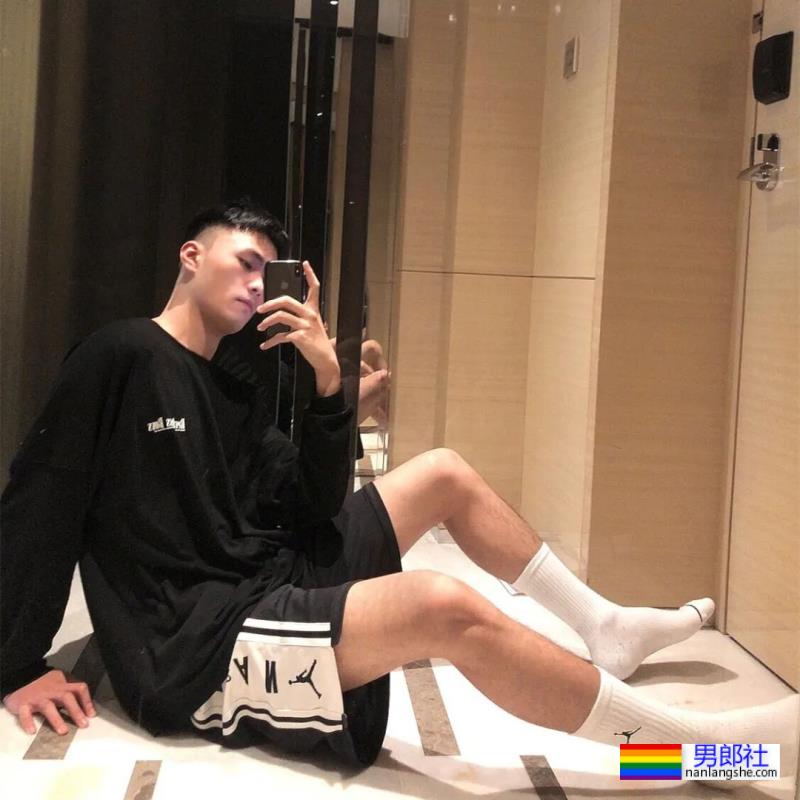 成都地铁上的大长腿篮球帅哥原来是他！ - 51虹马