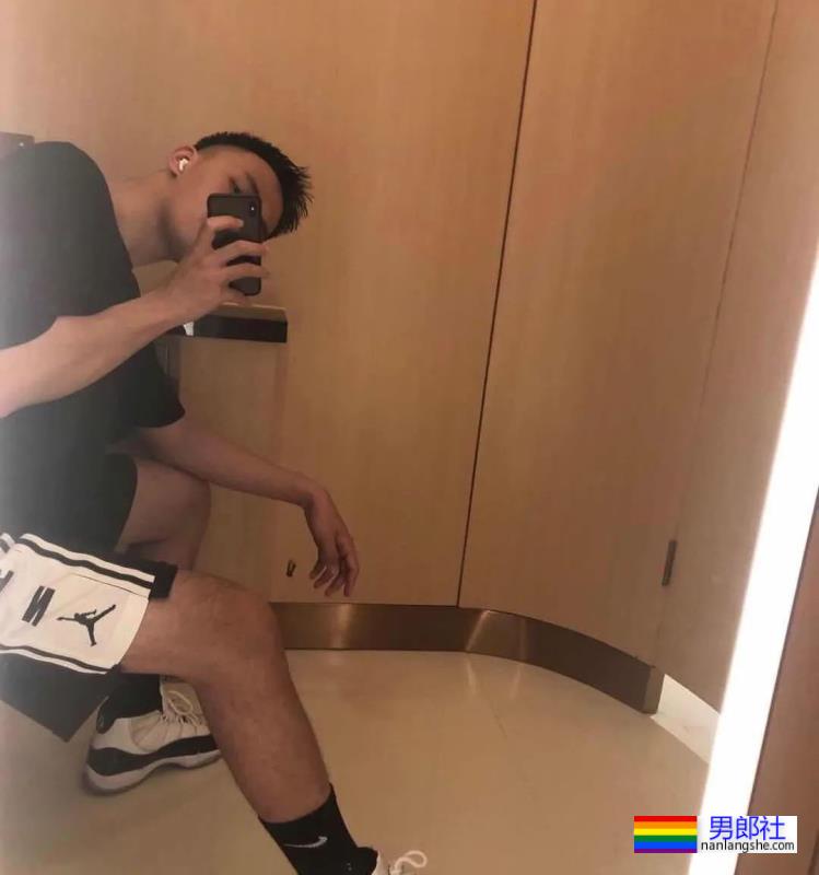 成都地铁上的大长腿篮球帅哥原来是他！ - 51虹马