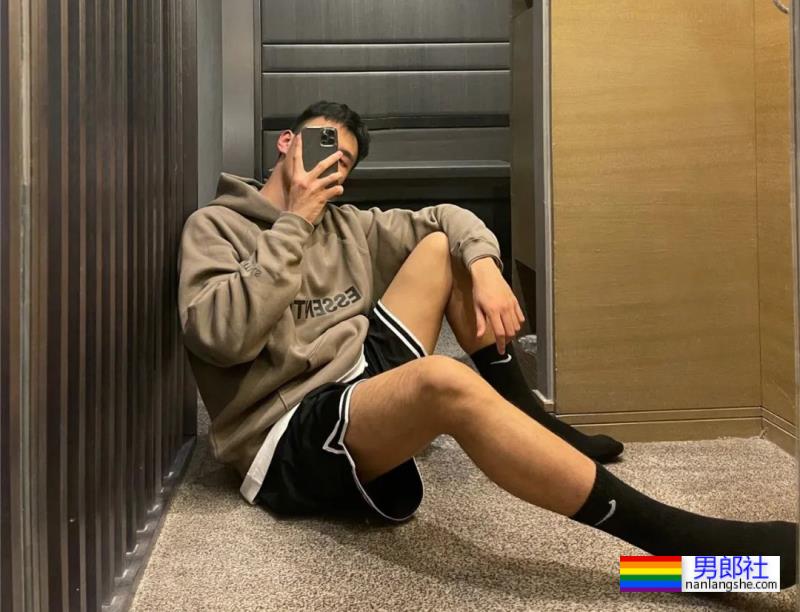 成都地铁上的大长腿篮球帅哥原来是他！ - 51虹马