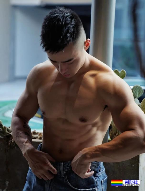 宁波这位健身教练胸肌练得太棒了！ - 51虹马