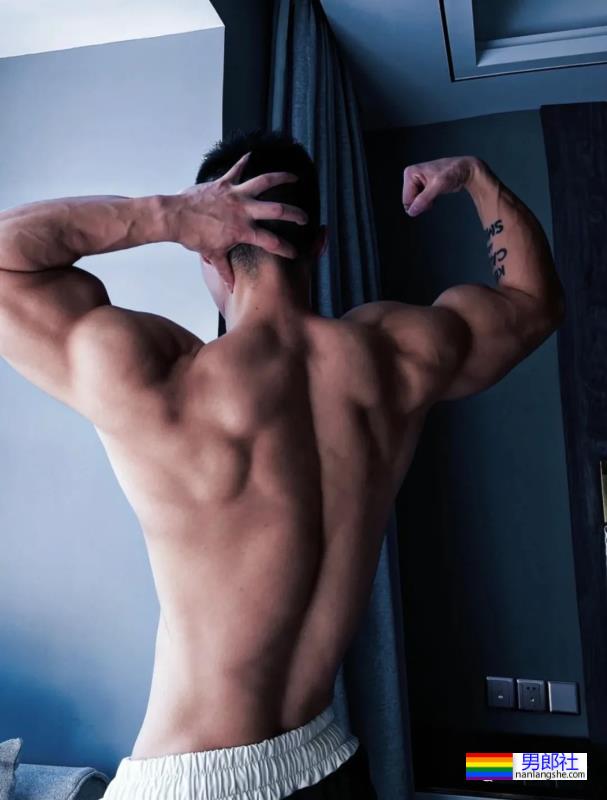 宁波这位健身教练胸肌练得太棒了！ - 51虹马