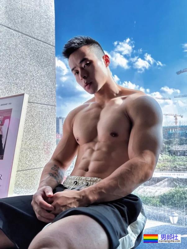 宁波这位健身教练胸肌练得太棒了！ - 51虹马