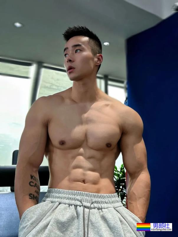 宁波这位健身教练胸肌练得太棒了！ - 51虹马