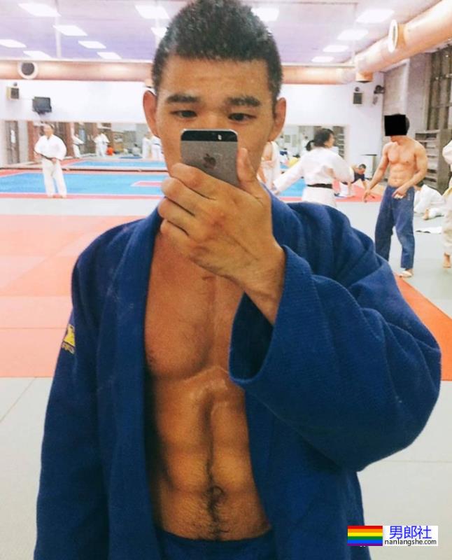 柔道体育生居然和队友在一起了！网友：我要加入他们！ - 51虹马