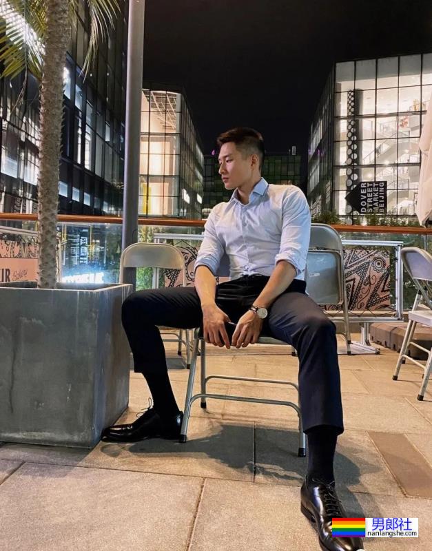 正装寸头小哥，简直太可了-51虹马