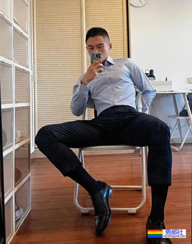 正装寸头小哥，简直太可了 - 51虹马