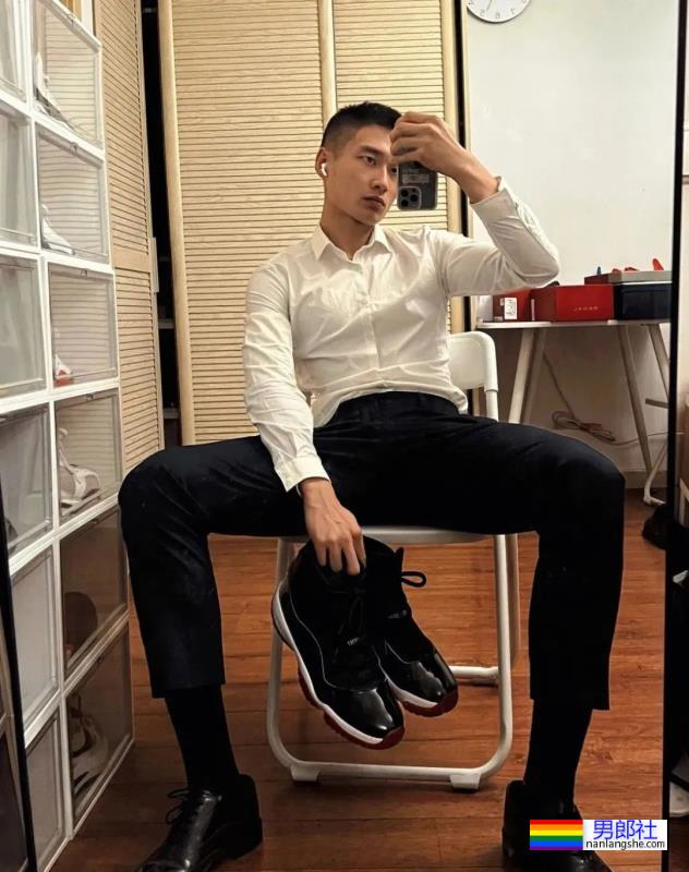 正装寸头小哥，简直太可了 - 51虹马