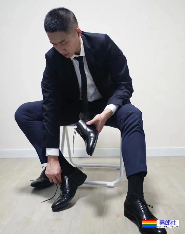 正装寸头小哥，简直太可了 - 51虹马