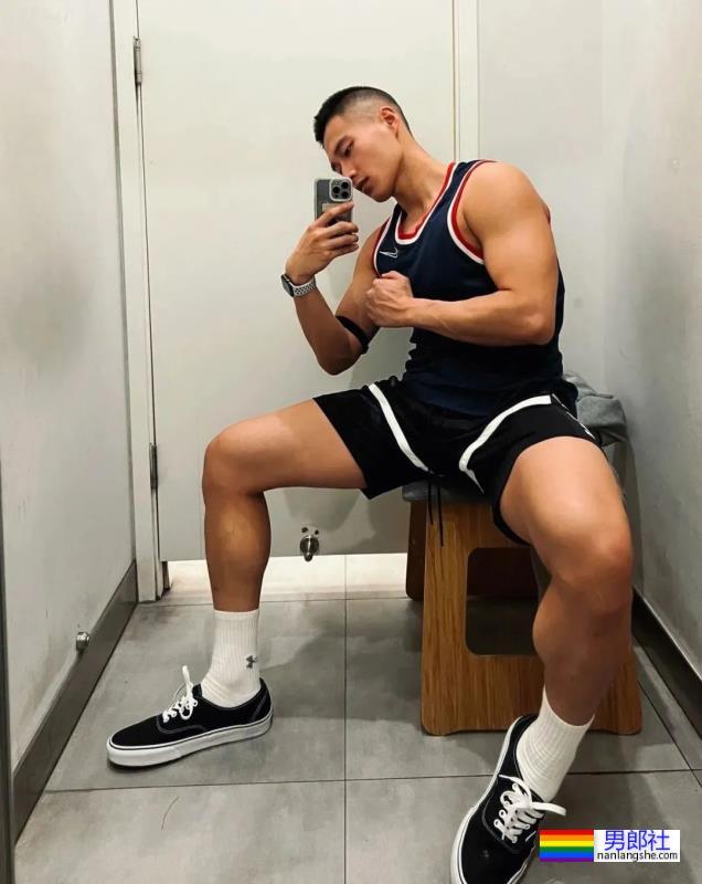 正装寸头小哥，简直太可了 - 51虹马