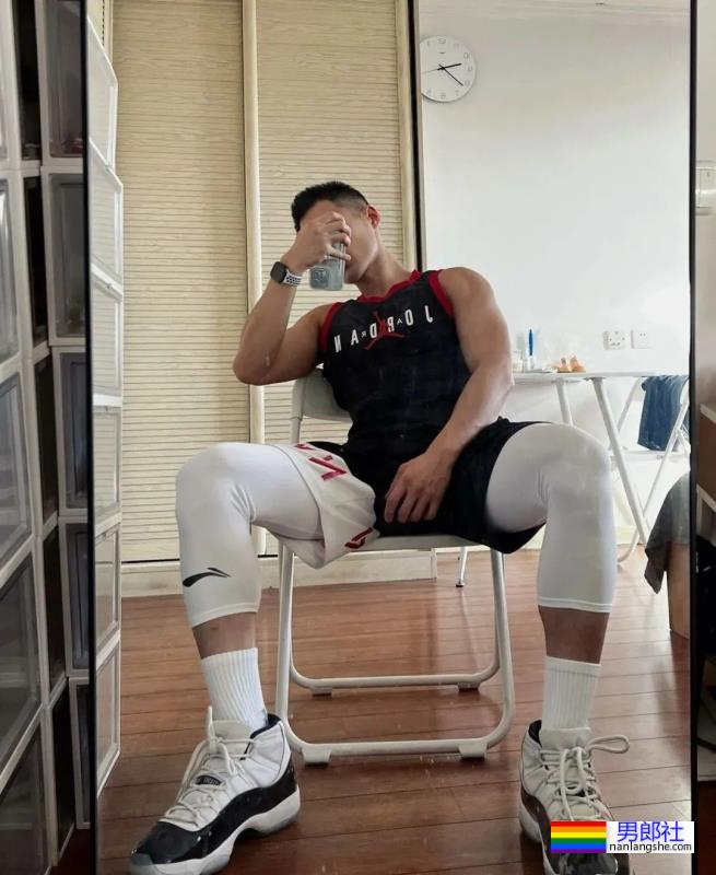 正装寸头小哥，简直太可了 - 51虹马